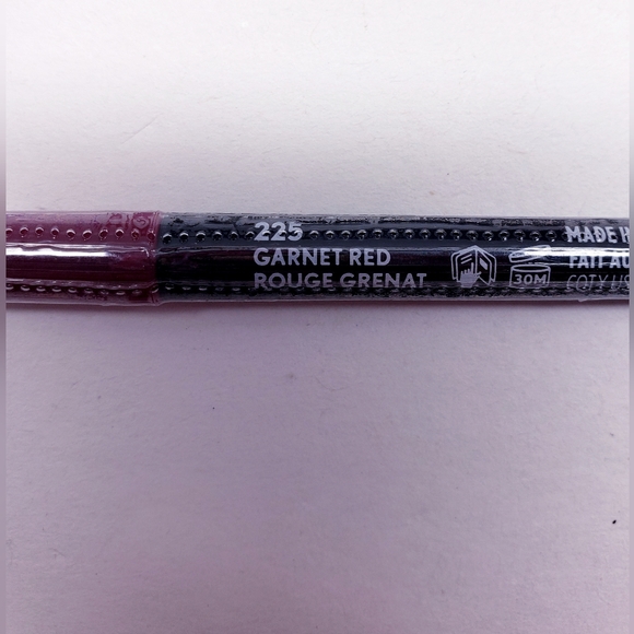 COVERGIRL Exhibitionist All-Day Lip Liner , #225 GARNET RED - Picture 7 of 10